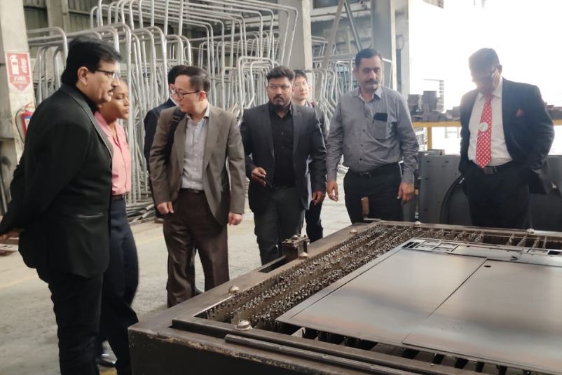 Group photo with Chinese officials